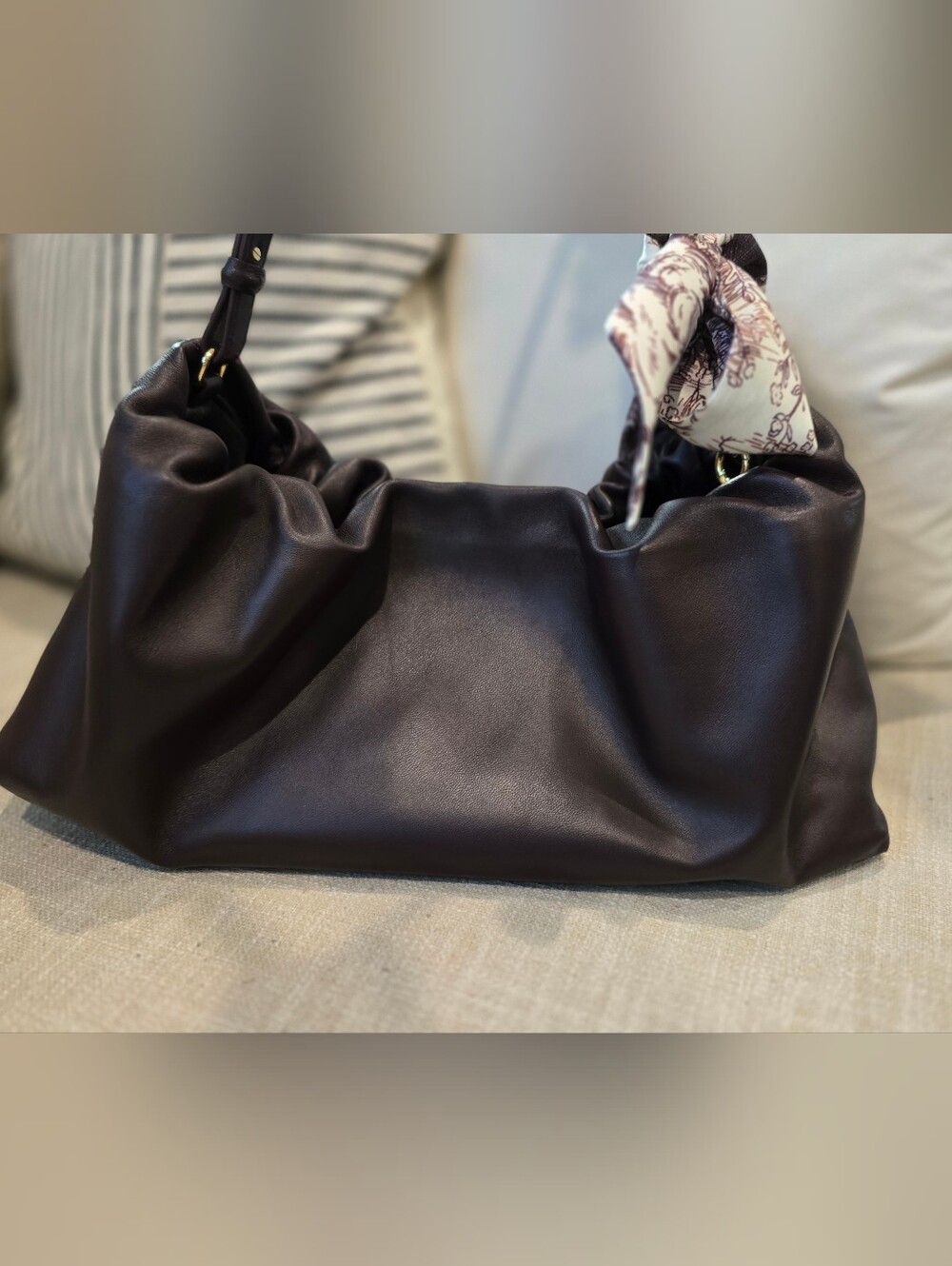 🌟 Cuyana Dia Lambskin Bag in Plum - Drawstring Shoulder Bag - Picture 7 of 15